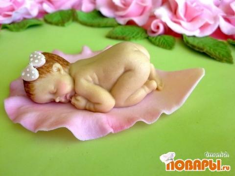 Фигурка младенца из мастики