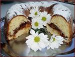 Пышный пирог с орехами и повидлом