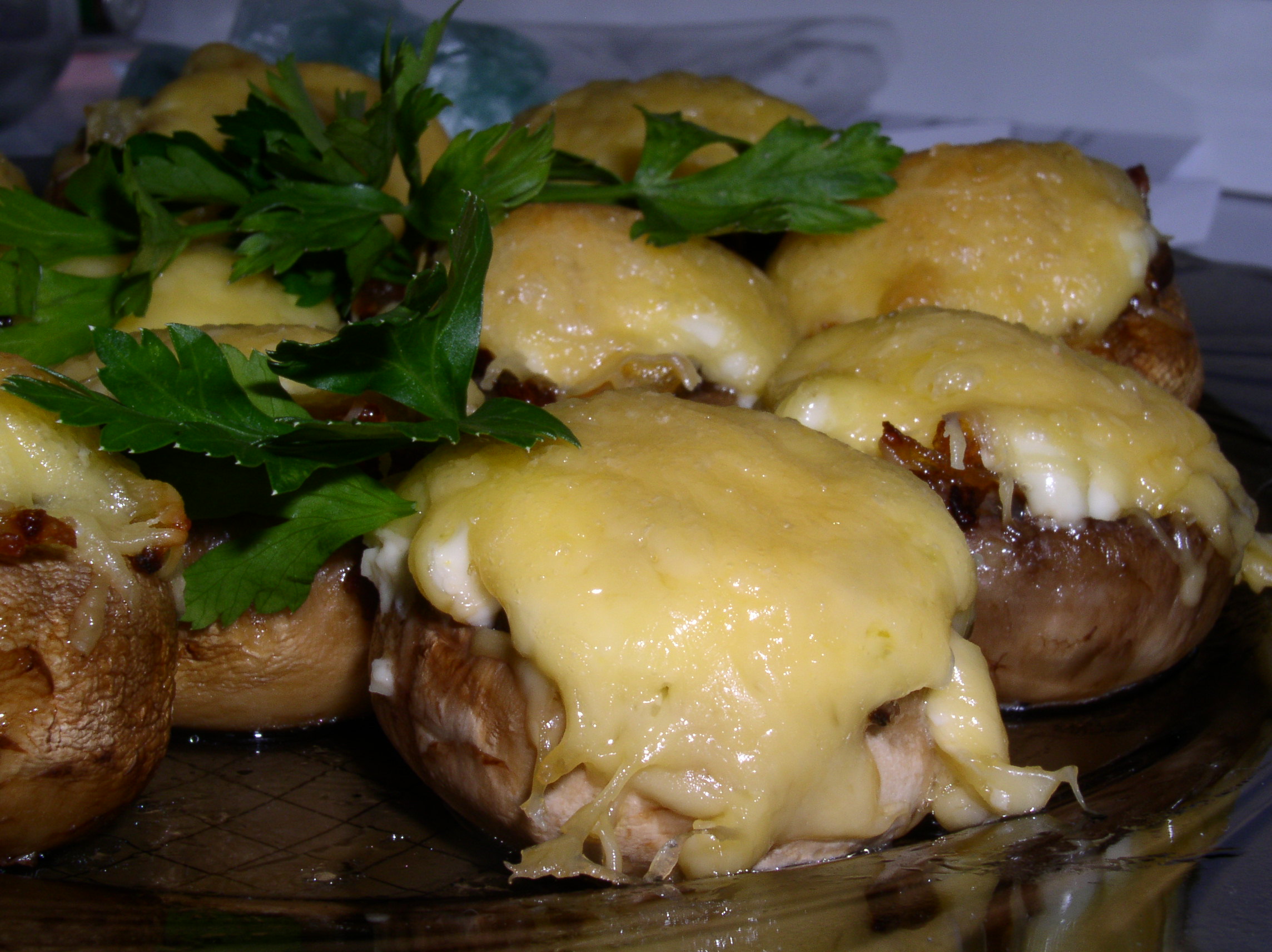 Шампиньоны фаршированные фаршем и сыром запеченные