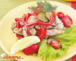 Рыба, обжаренная с овощами и зеленью, в винном соусе