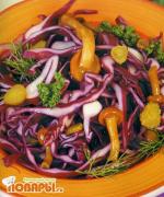 Салат из капусты и маринованных опят