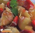 Салат из «ракушек» с клубникой