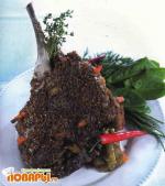 Баранья нога в духовке с морковью и сельдереем