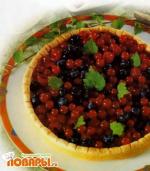 Пирог с кремом и ягодами
