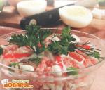 Салат из кальмаров, рыбы и крабовых палочек