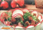 Салат с мясным паштетом и гренками