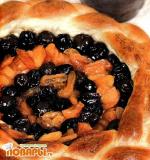 Пирог с курагой и сливовым вареньем
