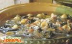 Суп с турецким горохом, рожками и шпинатом