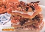 Пирожное с орехами и сухофруктами