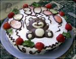 Торт с шоколадной крошкой и клубникой.