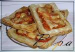 Слойки с сыром и помидорами.