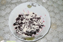 Шаг 6: Ягоды смородины слегка обваляем в …