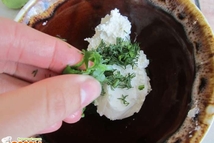 Шаг 3: Творог выкладываем в глубокую тарелку …