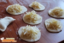 Шаг 3: Катаем лепешки (не тоненькие-прозрачные, но …