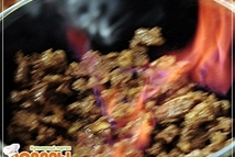 Шаг 5: Лук порезать полукольцами или кольцо …