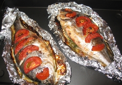 Рецепт: Дорада с помидорами и зеленью