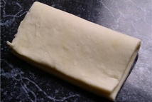 Шаг 2: Тесто раскатать в пласт, разрезать …