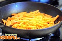 Шаг 4: Морковь почистить. Помыть и порезать …