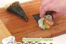 Шаг 3: Свернуть лист нори конусом, придерживая …