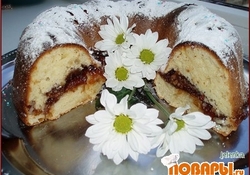 Рецепт: Пышный пирог с орехами и повидлом 