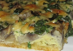 Рецепт: Открытый пирог с грибами и зеленым луком