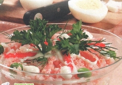 Рецепт: Салат из кальмаров, рыбы и крабовых палочек