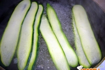 Шаг 3: Нарезать цукини тонкими ломтиками, отварить …