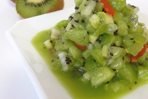 Шаг 3: Лук порезать мелко. Соединить киви, …