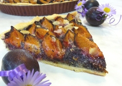 Рецепт: Сливовый пирог с начинкой из мака, изюма и миндаля