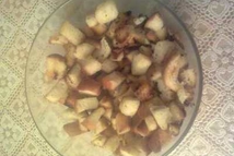 Шаг 1: Порезать белый хлеб кубиками, обжарить …