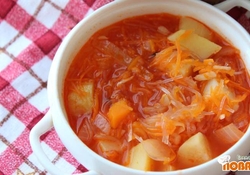 Рецепт: Томатный суп с фунчозой и картофелем