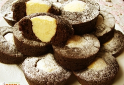 Шоколадные кексы с творожной начинкой