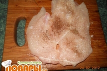 Шаг 3: Отбитое филе поперчить, посолить.