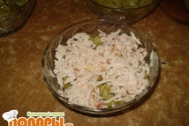 Шаг 2: куриное филе трем на терку …