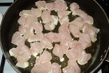 Шаг 1: Куриное филе промыть и порезать …