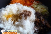 Шаг 2: Морковь натереть, тоже обжарить минут …