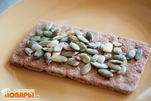 Шаг 1: Берем хлебец, у меня он …