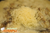 Шаг 3: Сыр натереть на мелкой терке …