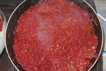 Шаг 4: когда овощи зажарятся, вливаем томатный …