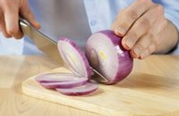 Несколько самых простых и доступных способов нарезать лук без слез