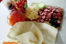 Шаг 2: Колбасу и кабачок нарезать кольцами, …