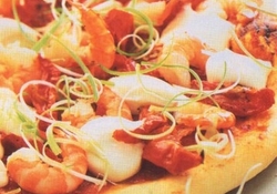 Рецепт: Пицца с креветками и вялеными помидорами