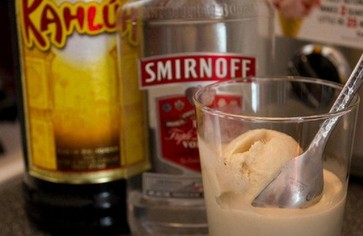 Вкусно и весело: как приготовить домашнее алко-мороженое