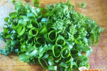 Шаг 6: Зелень мелко порубить.