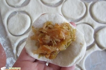 Шаг 5: С помощью стакана выдавливаем из …