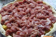 Шаг 2: Нарезаем мясо тонкими кусочками, солим, …