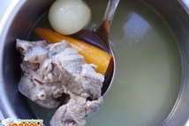 Шаг 1: Ставим вариться кусок мяса. Варим …