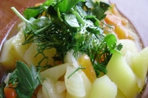 Шаг 5: Воду-бульон солим, доперчиваем, кориандр добавляем …