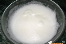 Шаг 3: Белки взбить и ввести в …