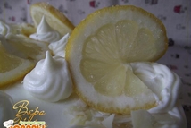 Шаг 6: Украсить торт ломтиками лимона.